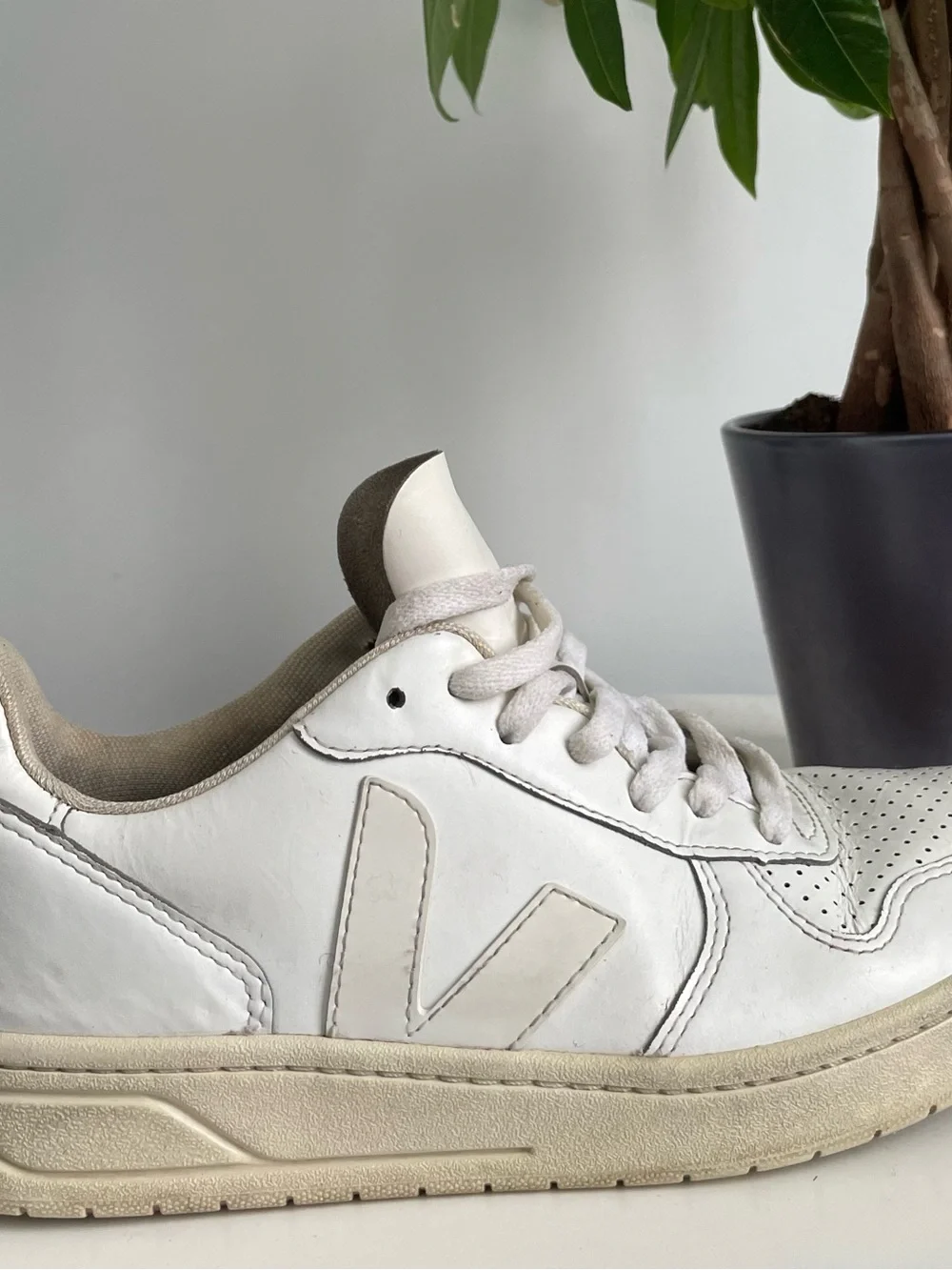 Women Size 8 Veja V10 White Leather Sneakers Shoes